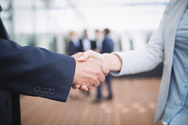 Businesspeople shaking hands Free Photo